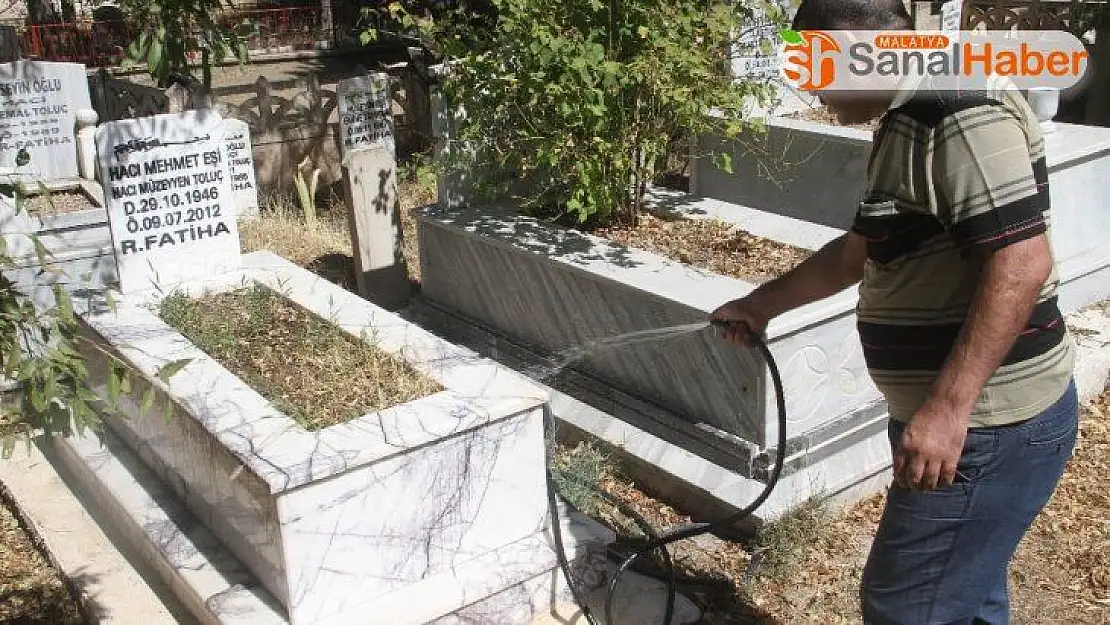 Elazığ'da Arife günü mezarlıklarda ziyaretçi yoğunluğu