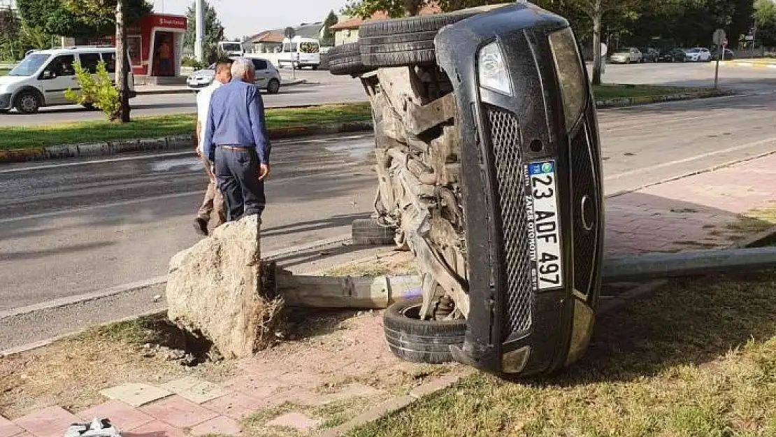 'Elazığ´da aydınlatma direğine çarpan otomobil devrildi: 2 yaralı'