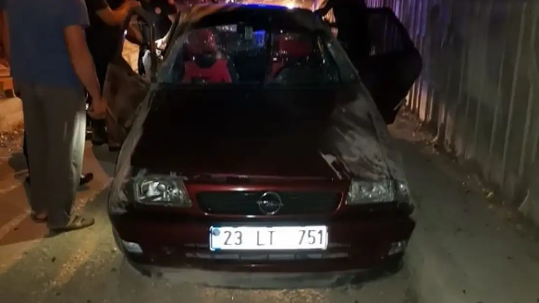 'Elazığ´da aynı yerde ikinci kaza,  otomobil üst geçitten uçtu: 3 yaralı'