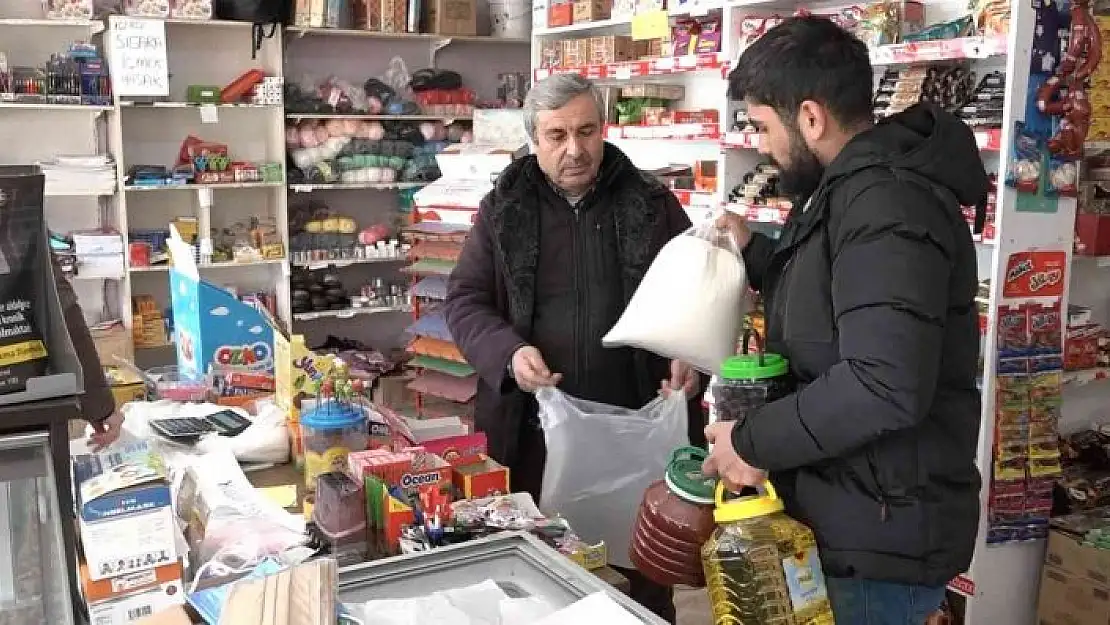 'Elazığ´da bakkal sahibi indirim yaptı, astığı yazılarla da dikkat çekti'