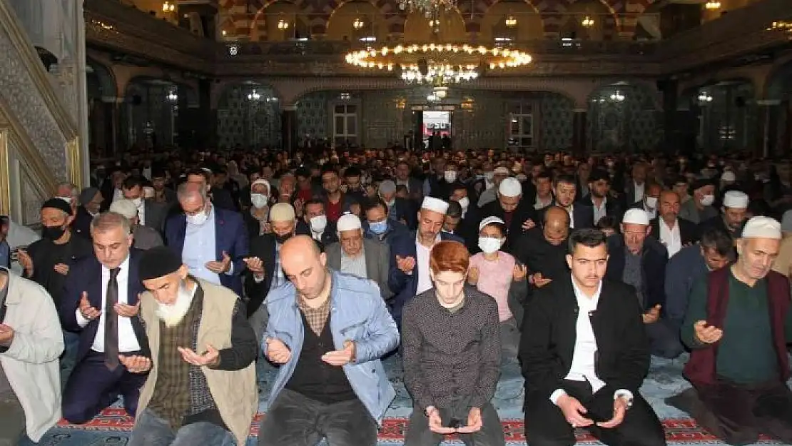 'Elazığ´da bayram namazında camiler doldu'