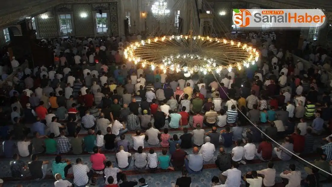 Elazığ'da bayram namazında camiler doldu
