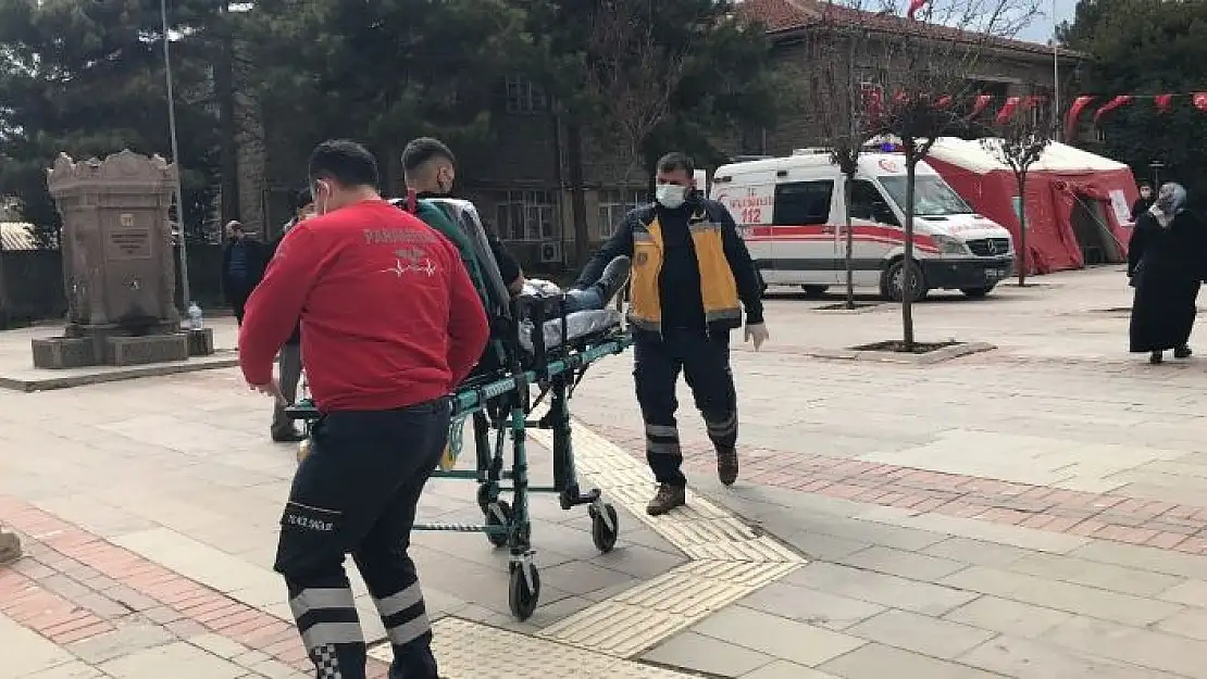 'Elazığ´da bıçaklı kavga, 2 yaralıya ilk müdahale aşı çadırında yapıldı'