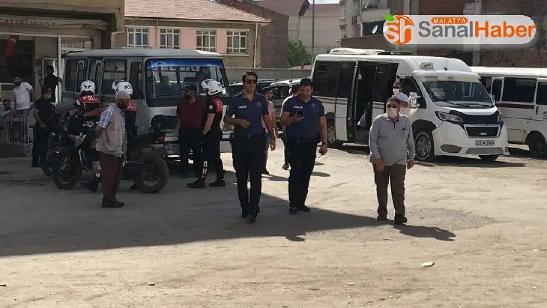Elazığ'da bıçaklı kavga: Baba ile oğlu yaralandı