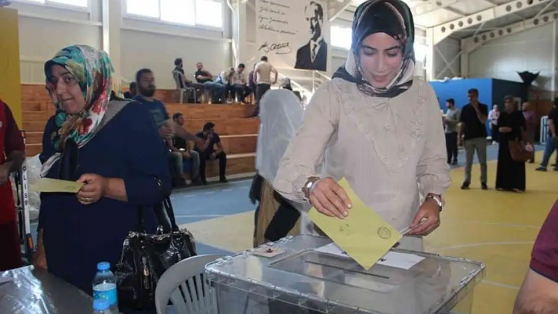 'Elazığ´da bir mahalle sandık başında gitti'