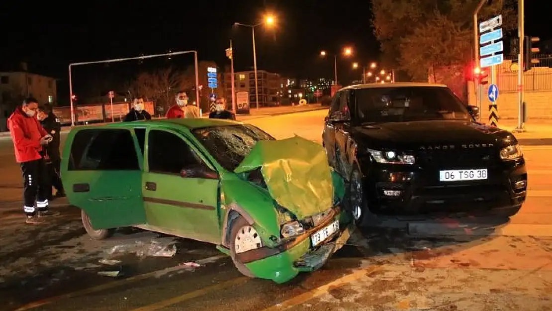 'Elazığ´da cip ile otomobil çarpıştı: 2 ağır yaralı'
