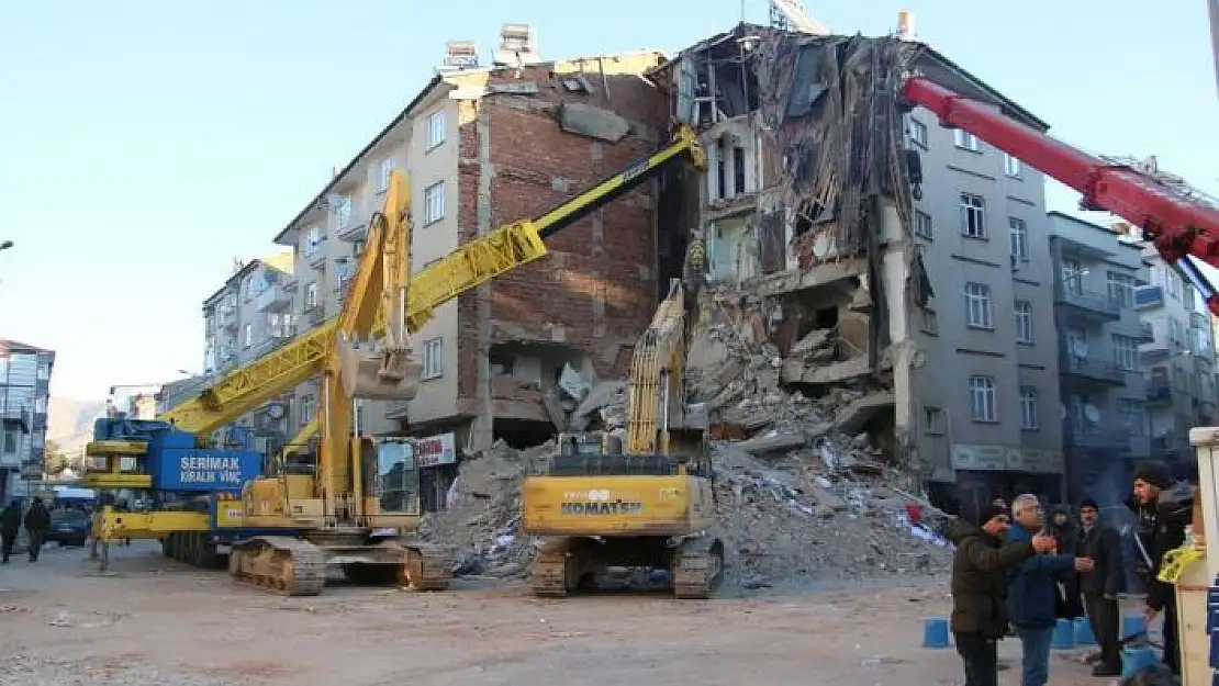 'Elazığ´da çöken apartmanın betonarme projesini yapan sanığa 3 yıl mesleği yapmama cezası'