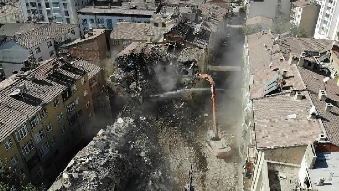 'Elazığ´da deprem sonrası harabeye dönen 10 bin konut yıkıldı'