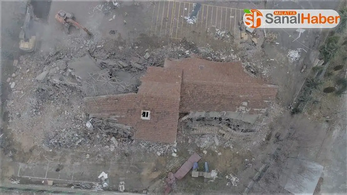 Elazığ'da depremde hasar gören okullar yıkılmaya başladı