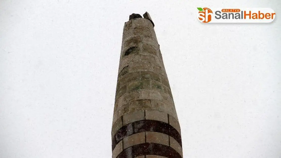 Elazığ'da depremden dolayı minarenin 'Kubbe Alemi' yıkıldı