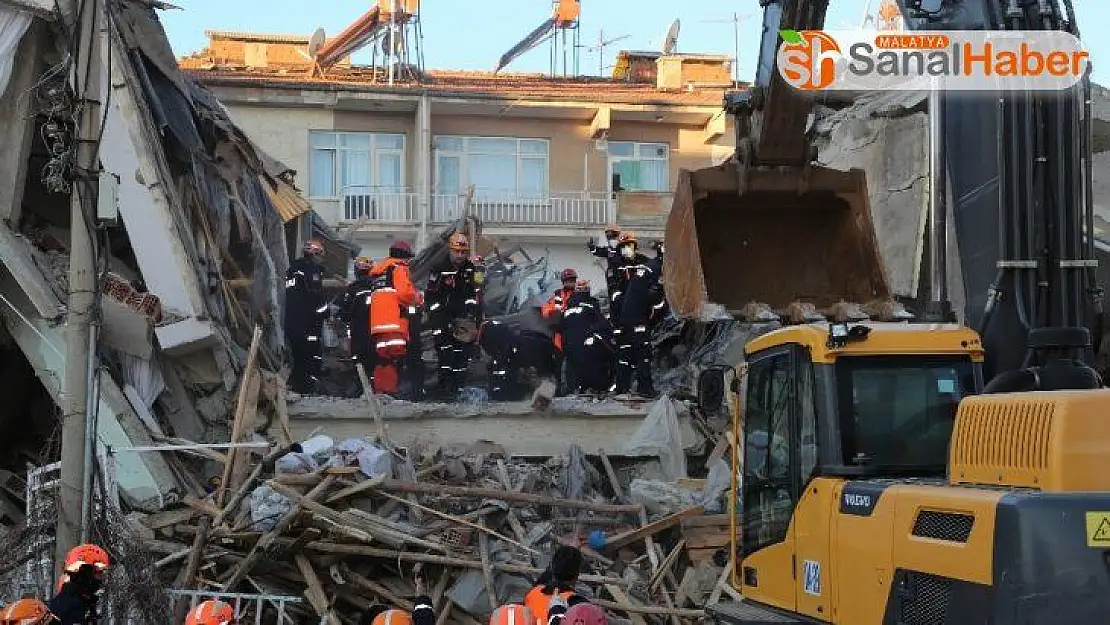 Elazığ'da depremin etkileri gün ağarınca ortaya çıktı