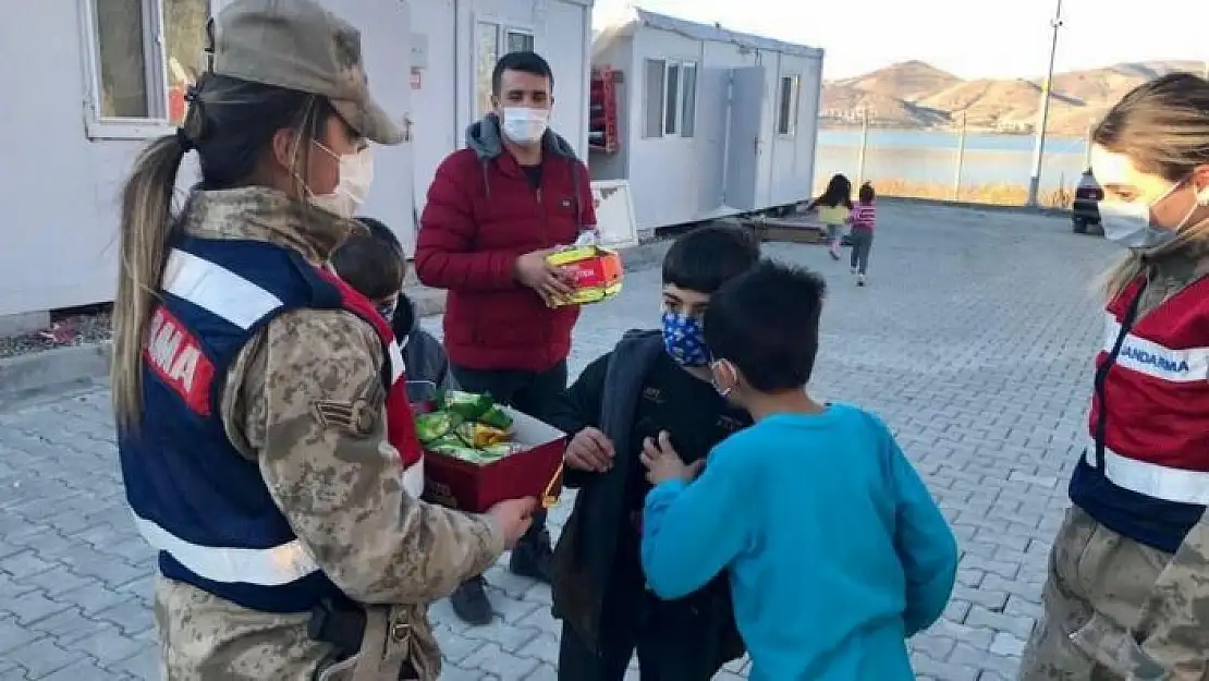 'Elazığ´da depremzede çocuklara jandarmadan moral ziyareti'