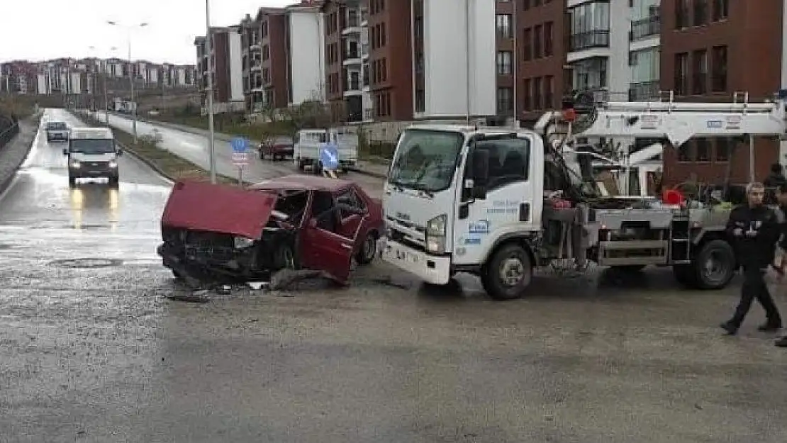 'Elazığ´da elektrik arıza aracı ile otomobil çarpıştı: 4 yaralı'