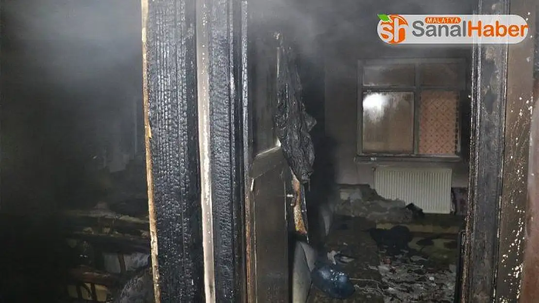 Elazığ'da ev yangını, 5 kişi dumandan etkilendi