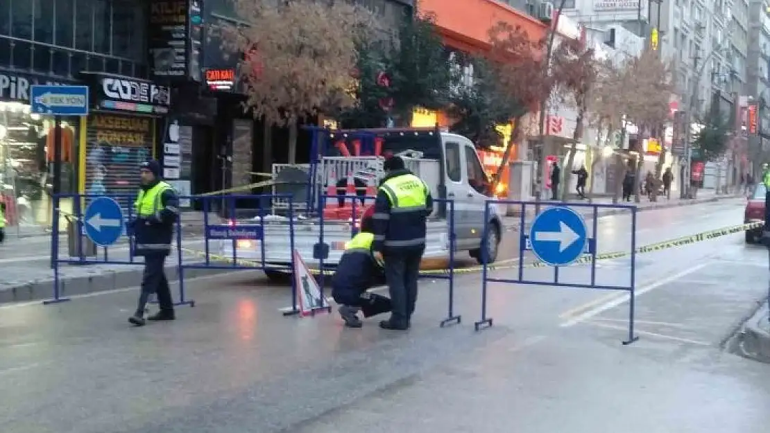 'Elazığ´da Gazi Caddesi binaların çökme tehlikesine karşı trafiğe kapatıldı'