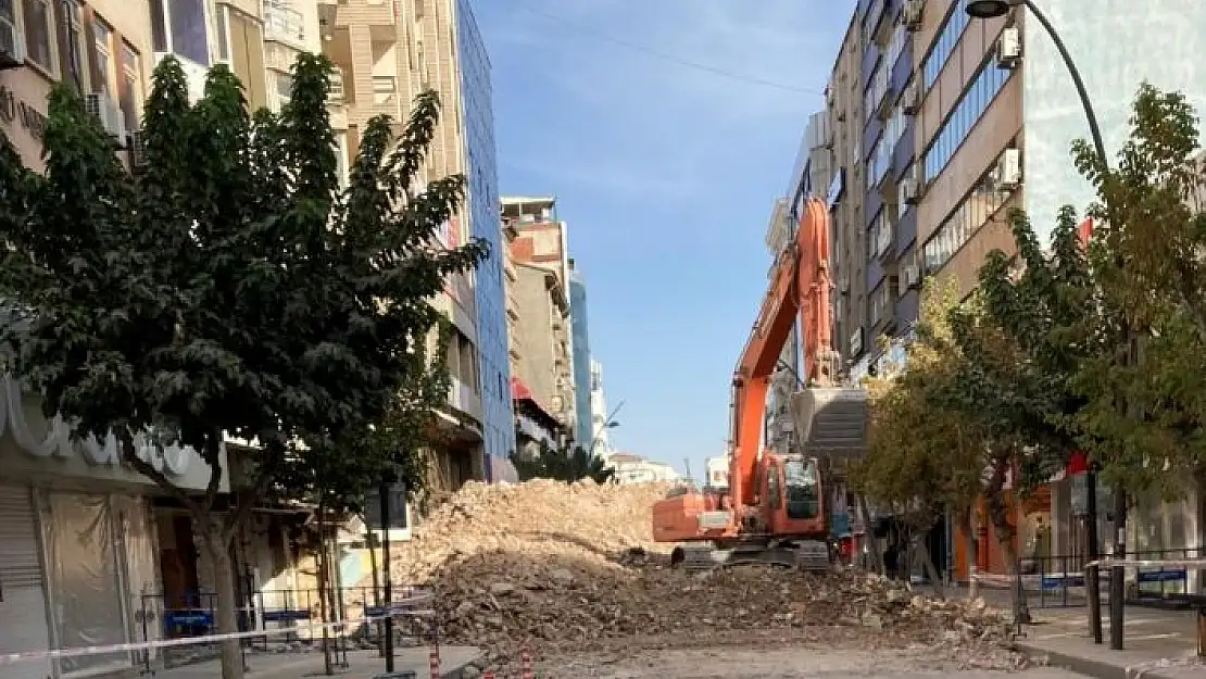 'Elazığ´da Gazi Caddesi,yıkım çalışması nedeniyle kısmen kapatıldı'