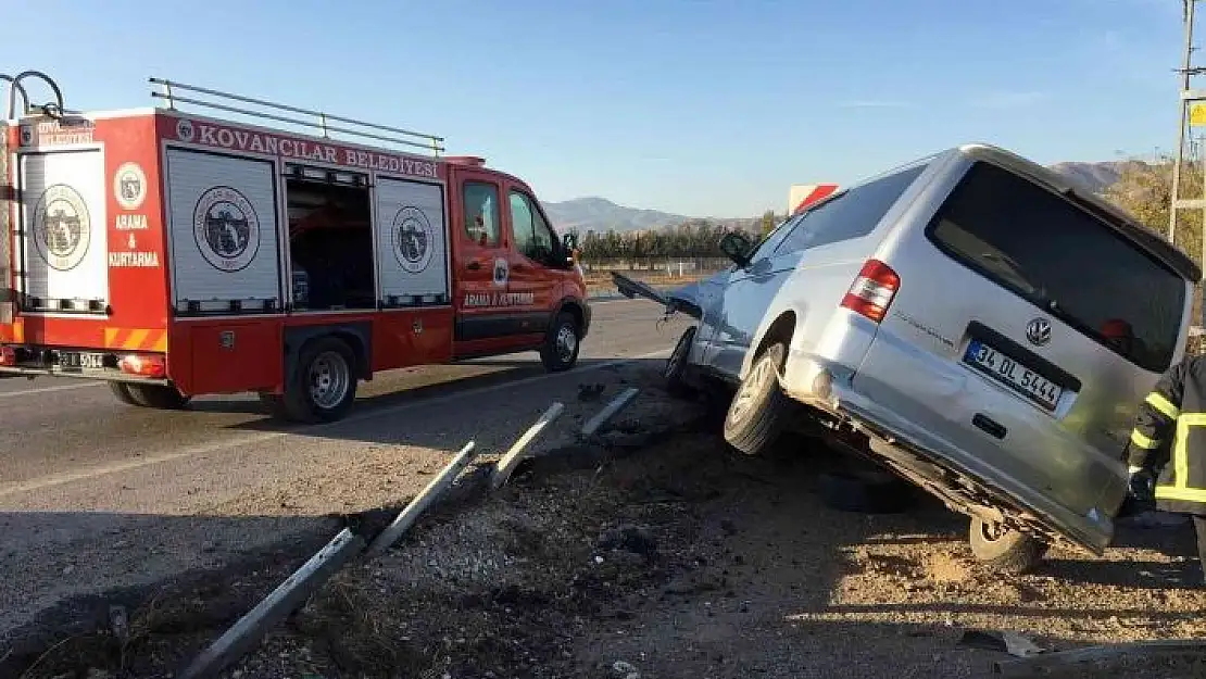 'Elazığ´da hafif ticari araç bariyere çarptı: 2 yaralı'