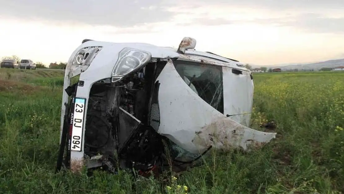 'Elazığ´da hafif ticari araç şarampole uçtu: 8 yaralı'
