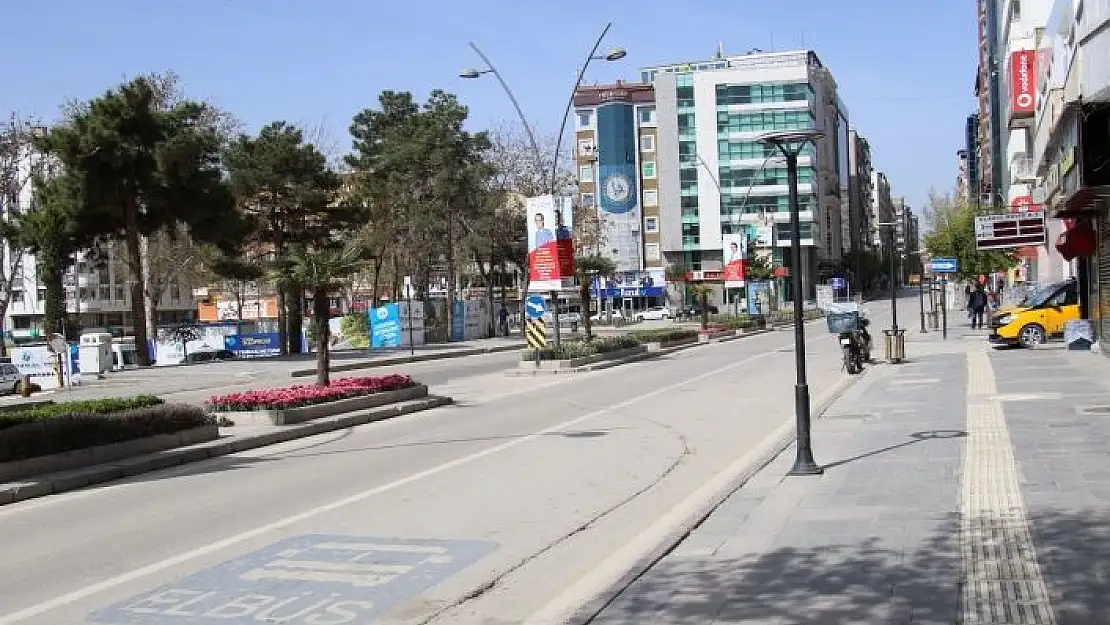 'Elazığ´da hafta içi yoğunluk olan caddeler, kısıtlamayla sessizliğe büründü'