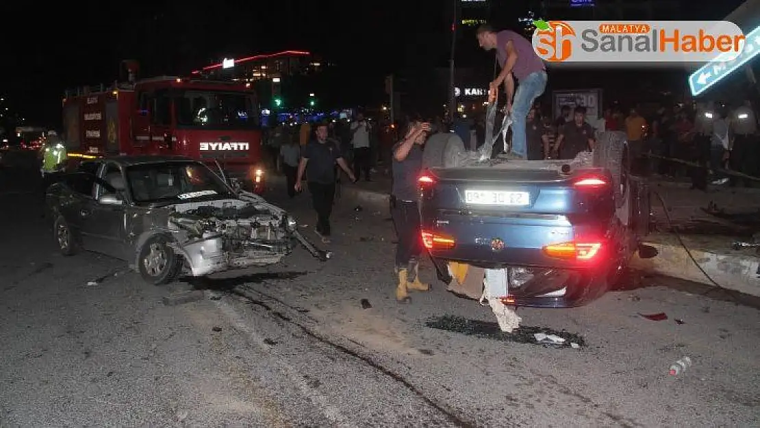 Elazığ'da iki otomobil çarpıştı, biri takla attı: 3 yaralı