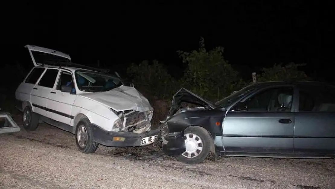 'Elazığ´da iki otomobil kafa kafaya çarpıştı: 5 yaralı'