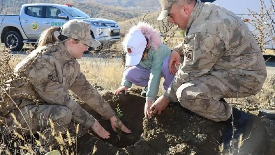 'Elazığ´da jandarma ekipleri öğrencilerle fidan dikti'