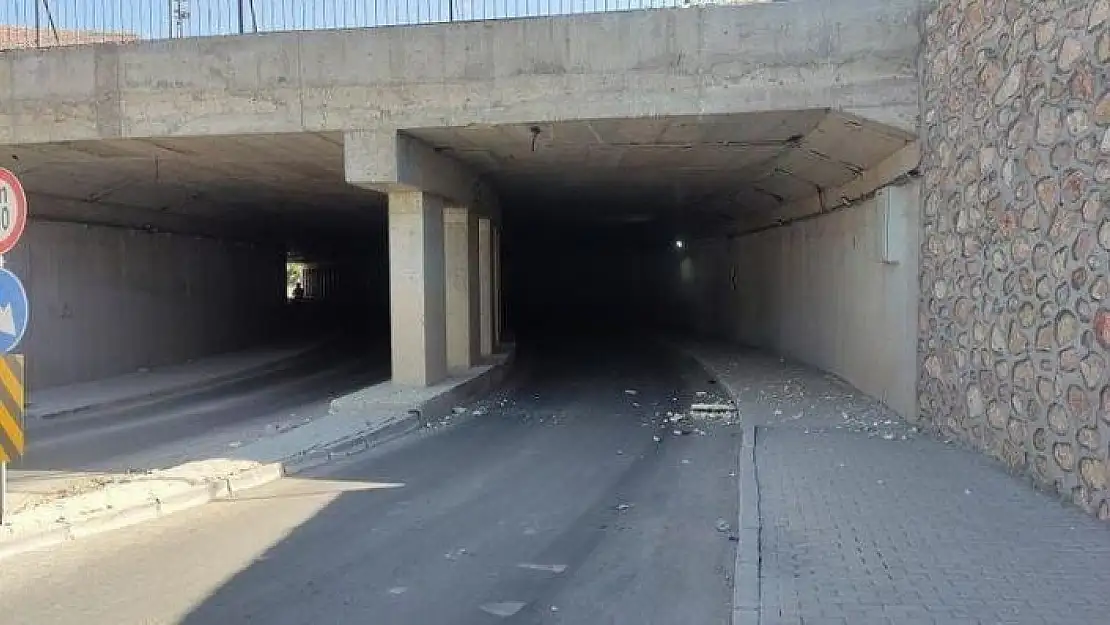 'Elazığ´da kamyon alt geçide çarptı'