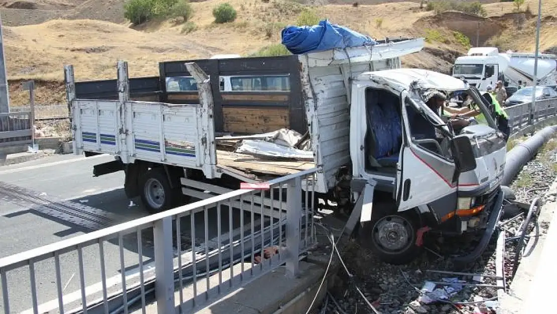 'Elazığ´da kamyon bariyerlere çarptı: 1 ölü'