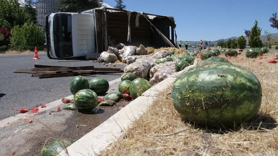 'Elazığ´da kamyon devrildi karpuzlar yola saçıldı, ekipler ve vatandaşlar yardıma koştu'