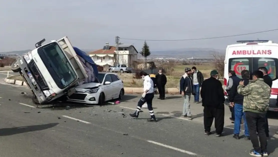 'Elazığ´da kamyonet, otomobilin üzerine devrildi:2 yaralı'