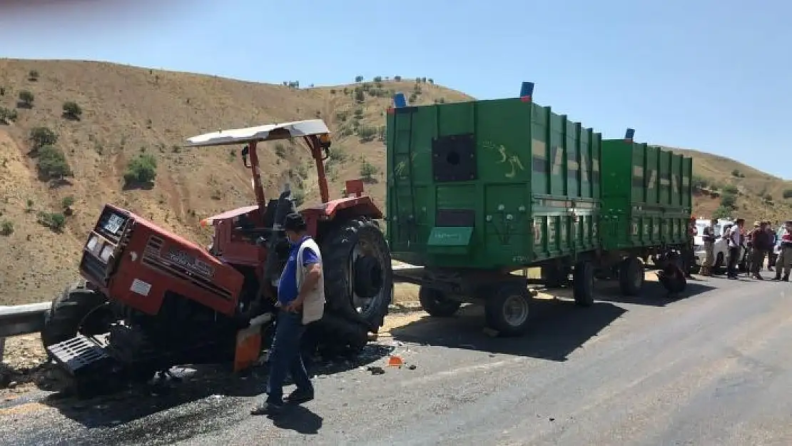 'Elazığ´da kamyonla çarpışan traktör ikiye bölündü'