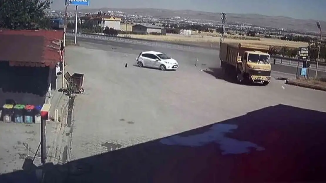 'Elazığ´da kamyonun akaryakıt istasyonuna girme anı saniye saniye güvenlik kameralarına yansıdı'
