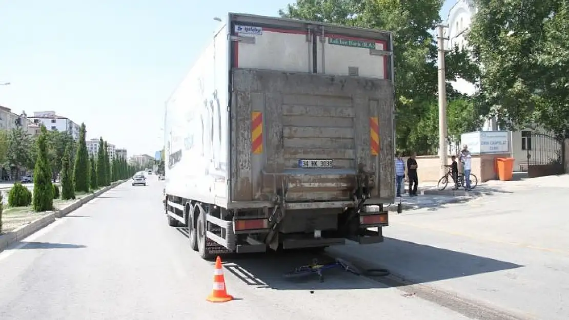 'Elazığ´da kamyonun altında kalan çocuk hayatını kaybetti, sürücü olay yerinden kaçtı'