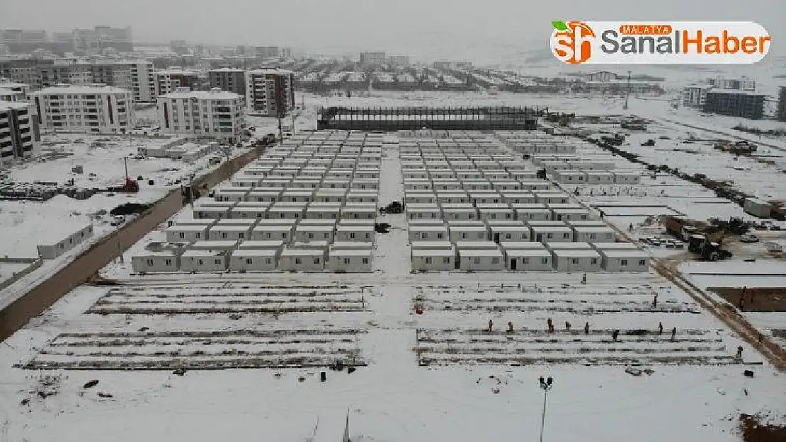 Elazığ'da kar altında konteyner kent kurulumu aralıksız devam ediyor
