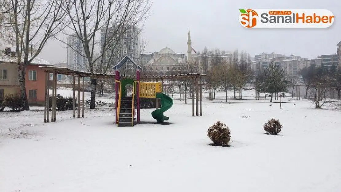 Elazığ'da kar yağışı etkili oldu, 73 köy yolu kapandı