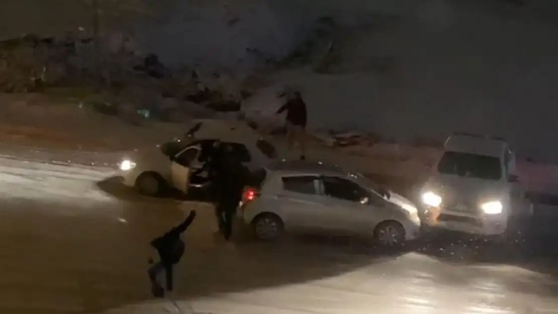 'Elazığ´da kar yağışı etkili oldu, rampada kayan araçlar birbirine böyle çarptı'