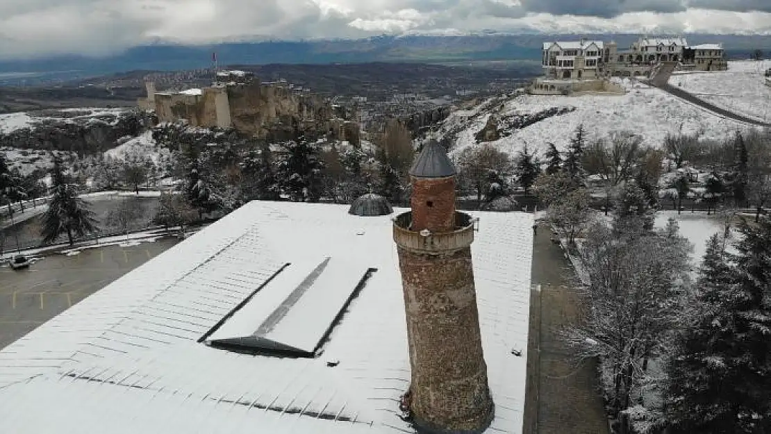 'Elazığ´da kar yağışı, Harput  beyaz gelinliğini giydi'
