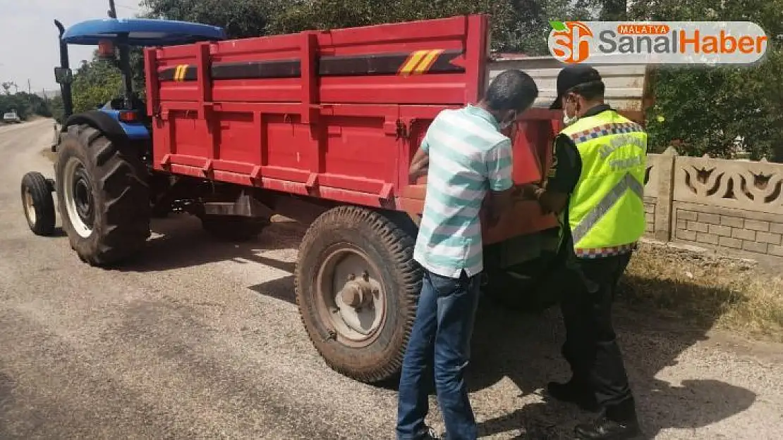 Elazığ'da kazalara karşı önlem, römorklara reflektör takıldı
