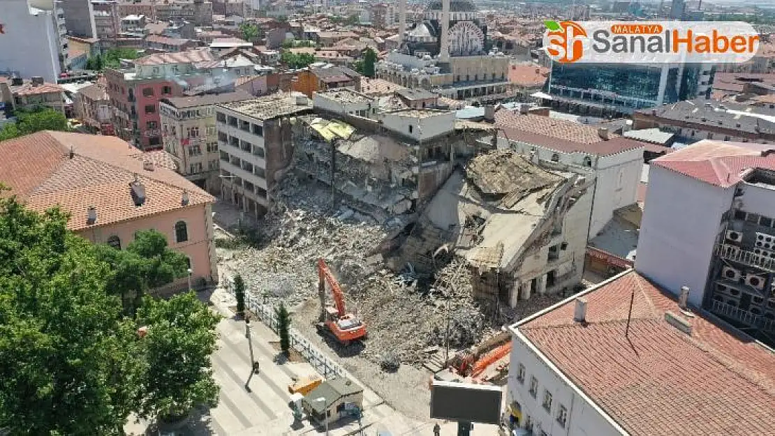Elazığ'da Kent Meydanı için yıkım çalışması başlatıldı