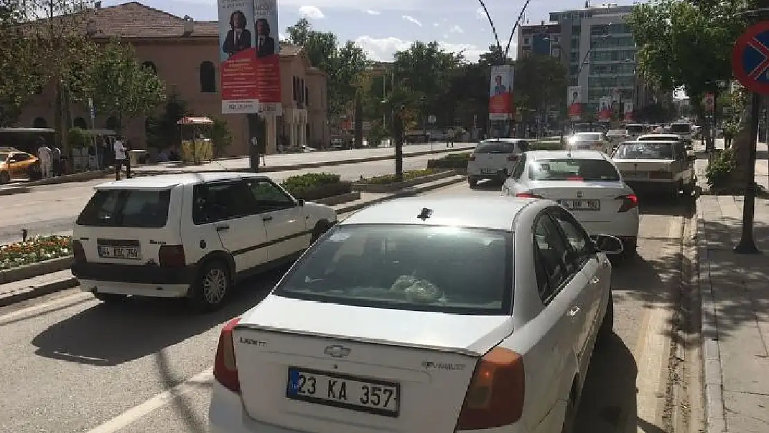 'Elazığ´da kısıtlama ile yaya yoğunluğu azaldı, araç  yoğunluğu dikkat çekti'