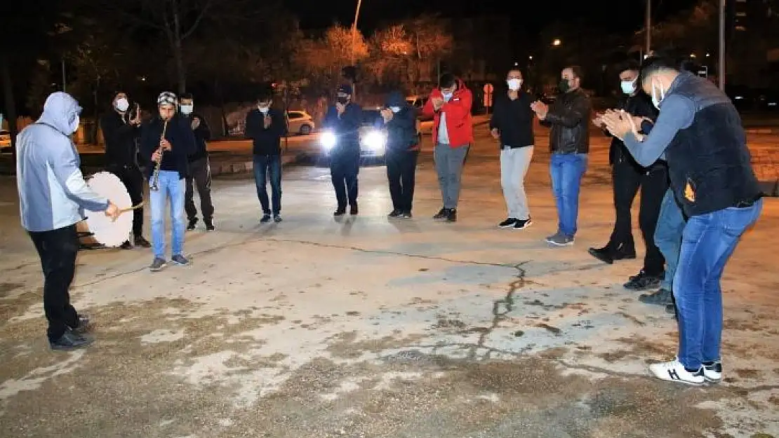 'Elazığ´da klarnetli, davullu sosyal mesafeli sahur halayı'