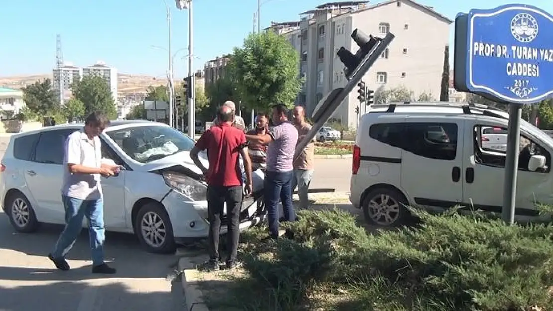'Elazığ´da kontrolden çıkan otomobil önce araca ardından trafik ışığına çarptı'