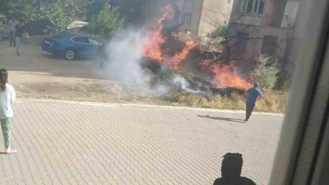 'Elazığ´da korkutan yangın: Alevler evlere sıçramadan söndürüldü'