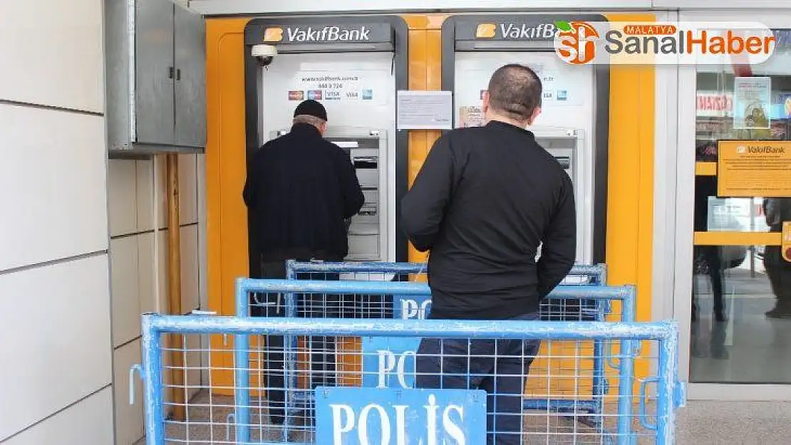 Elazığ'da korona virüsüne karşı ATM önlerinde sosyal mesafe  önlemi