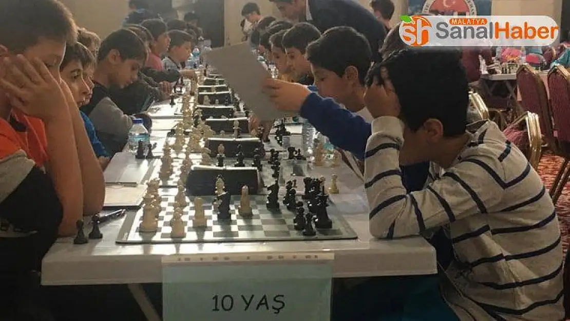 Elazığ'da küçükler ve yıldızlar satranç turnuvası