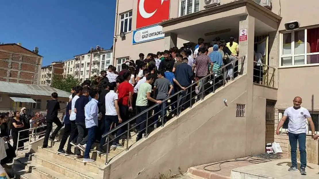 'Elazığ´da LGS heyecanı başladı, öğrenciler içeride aileler dışarıda ter döktü'