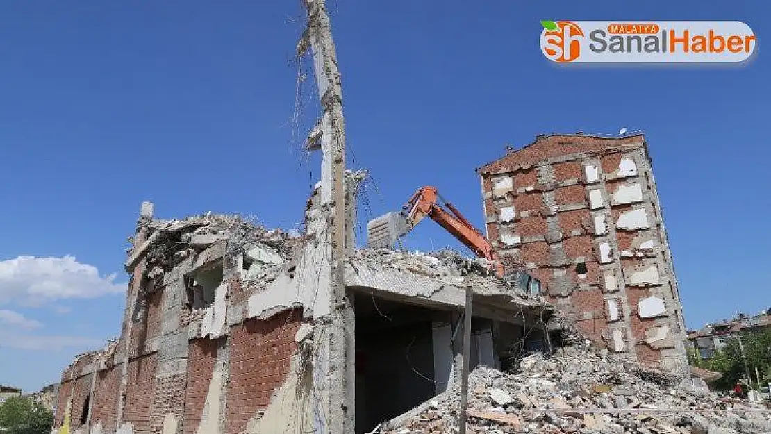 Elazığ'da mahsur kalan kedilerin kurtarıldığı o bina yıkıldı