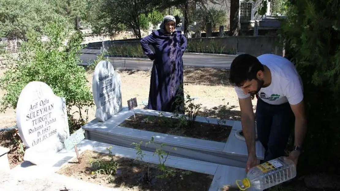 'Elazığ´da mezarlıklarda ziyaretçi yoğunluğu'