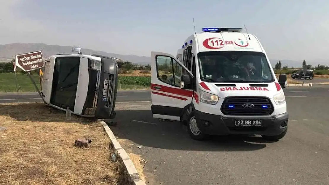 'Elazığ´da minibüs ile hafif ticari araç çarpıştı: 3 yaralı'