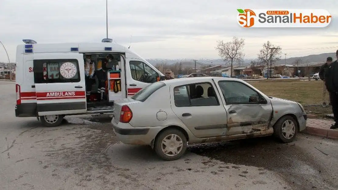 Elazığ'da minibüs ile otomobil çarpıştı: 1'i çocuk 4 yaralı